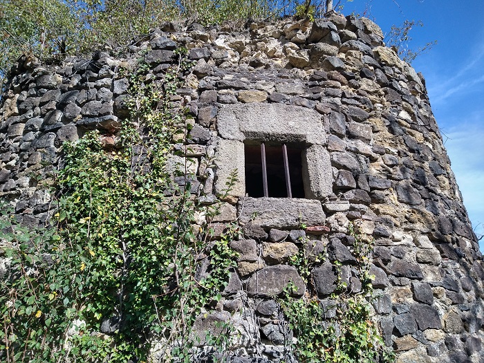 achat vente partie de forteresse a vendre  en ruine  Clermont-Ferrand  à 35 mn, 15 mn A89, en position dominante PUY DE DOME AUVERGNE