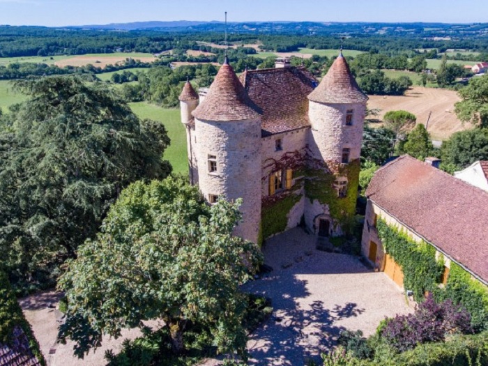 Château Médiéval de Prestige à vendre