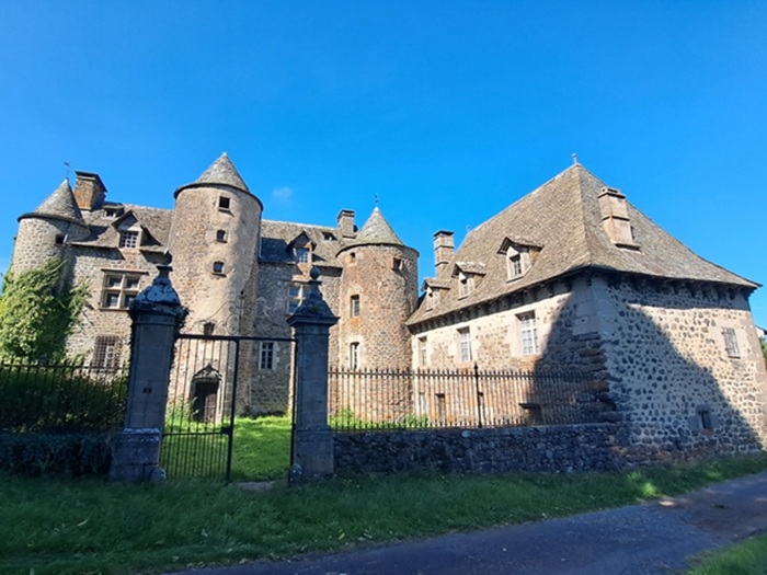 achat vente Château Médiéval a vendre  ISMH à restaurer , aile XVIIIème Cantal , exposé au sud-est CANTAL AUVERGNE