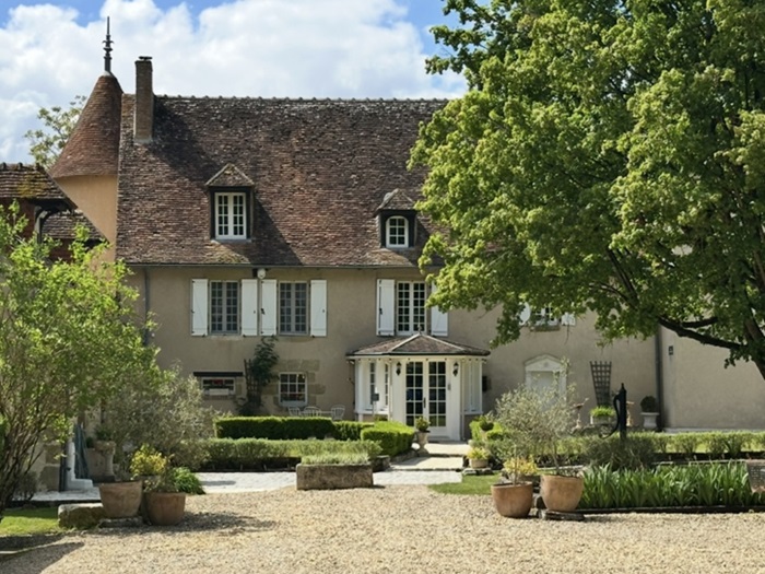 achat vente Ancienne Capitainerie Médiévale a vendre  en parfait état , dépendances, piscine Berry  INDRE CENTRE