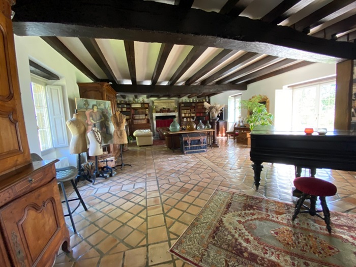 achat vente Ancienne Capitainerie Médiévale a vendre  en parfait état , dépendances, piscine Berry  INDRE CENTRE