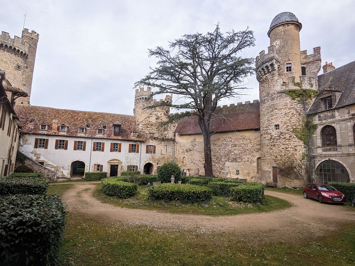 achat vente Légendaire Forteresse Médiévale a vendre   Classée et Inscrite Monument Historique , dépendances Veauce , sur son éperon rocheux ALLIER AUVERGNE