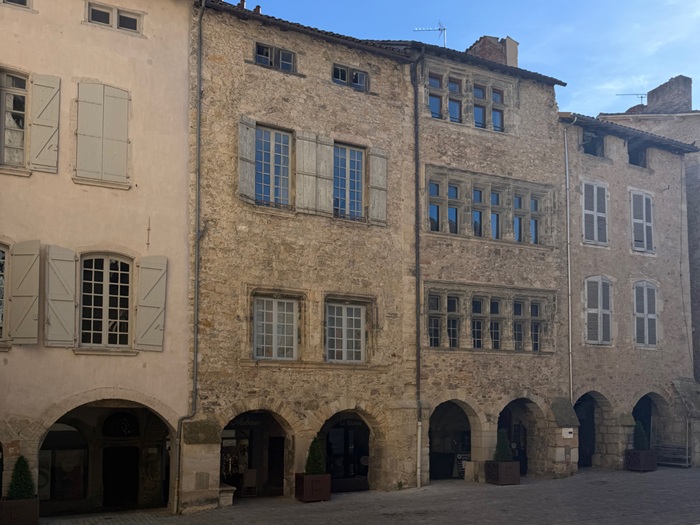 achat vente Immeuble médiéval a vendre  classé Monument Historique , belle cave voutée haute et vaste Villefranche-de-Rouergue , au cœur de la bastide médiévale AVEYRON MIDI PYRENEES