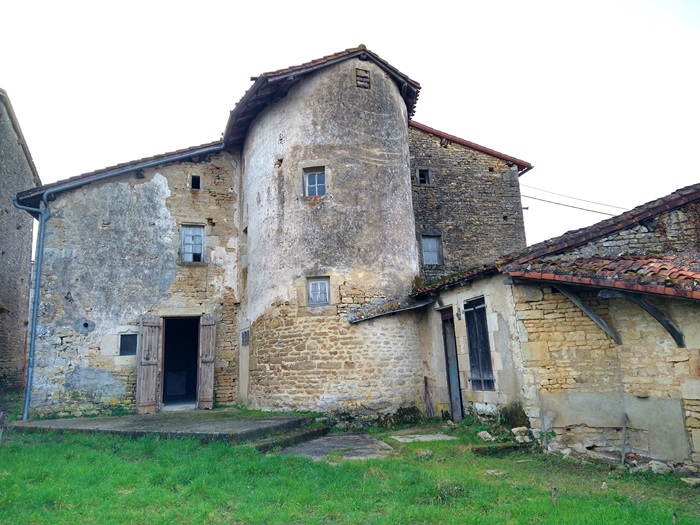 achat vente Demeure Médiévale a vendre  à restaurer , dépendances Charroux  à 10 mn, 1h TGV, en position dominante VIENNE POITOU CHARENTES