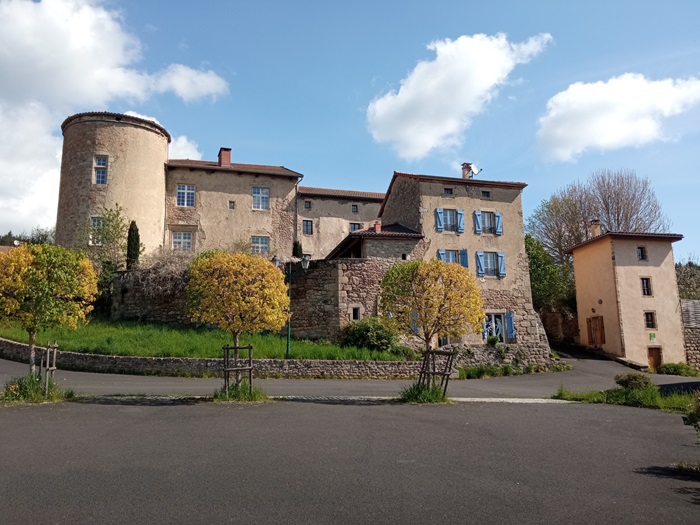 achat vente partie de Château Médiéval a vendre  en parfait état , dépendances, 3 gîtes Ambert  à 30 mn, en position dominante PUY DE DOME AUVERGNE
