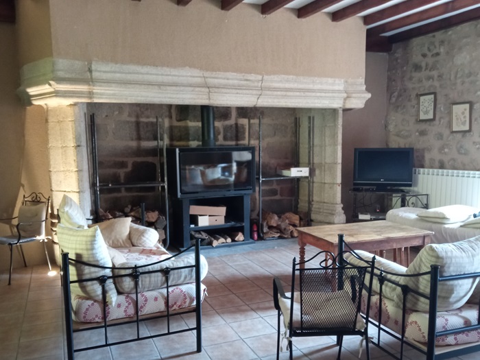 achat vente partie de Château Médiéval a vendre  en parfait état , dépendances, 3 gîtes Ambert  à 30 mn, en position dominante PUY DE DOME AUVERGNE