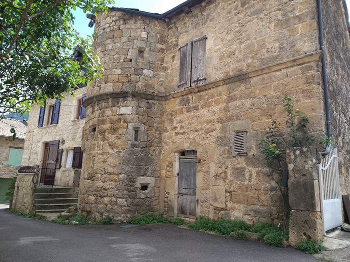 achat vente Ancienne Maison-Forte a vendre ISMH en totalité à restaurer , grandes caves, puits Mende à 25 mn, dans un village historique, jolies vues LOZERE LANGUEDOC ROUSSILLON
