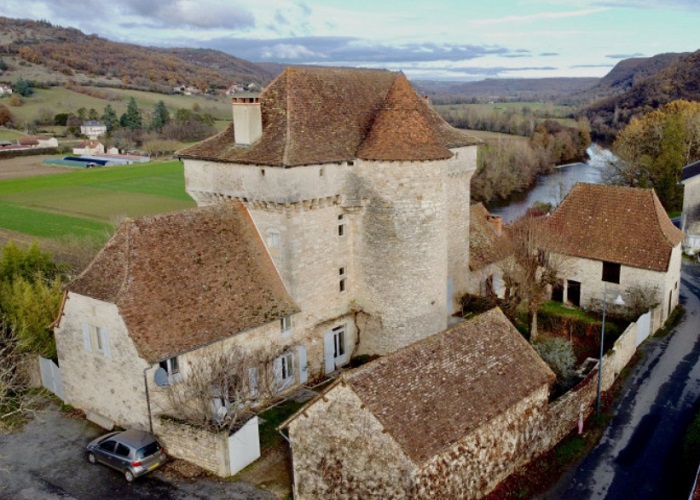 achat vente Château Médiéval a vendre  classé MH , piscine Ambeyrac , surplombant la vallée du Lot AVEYRON MIDI PYRENEES